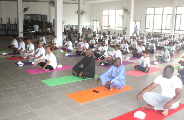 L’Ambassade de l’Inde célèbre la Journée Mondiale du Yoga à l’Université Polytechnique de San Pedro, en partenariat avec le TIPSP et l’UPSP