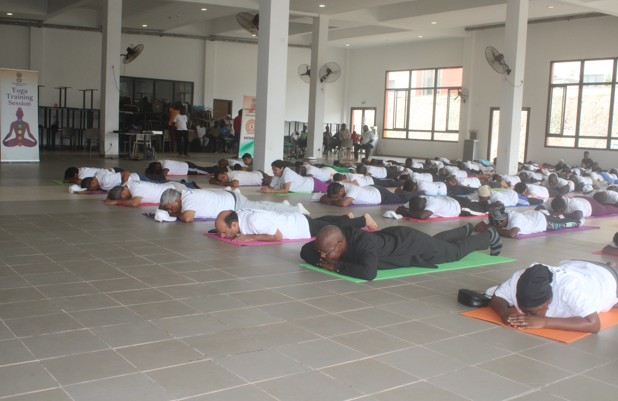 L’Ambassade de l’Inde célèbre la Journée Mondiale du Yoga à l’Université Polytechnique de San Pedro, en partenariat avec le TIPSP et l’UPSP