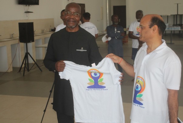 L’Ambassade de l’Inde célèbre la Journée Mondiale du Yoga à l’Université Polytechnique de San Pedro, en partenariat avec le TIPSP et l’UPSP